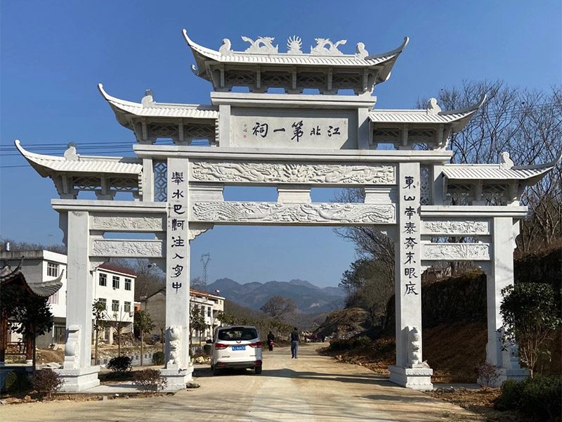 村口三門無樓石雕牌坊