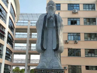  校園孔子石像 