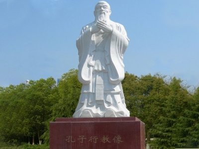  孔子石雕像 